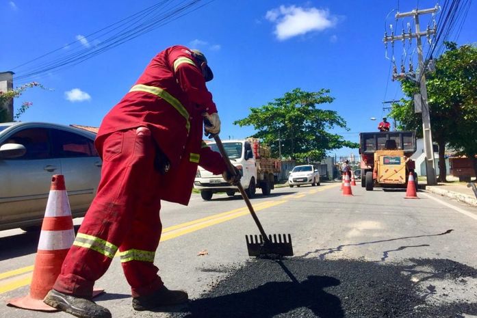 Mais de 20 bairros já foram beneficiados com operação tapa-buraco; saiba como solicitar serviço