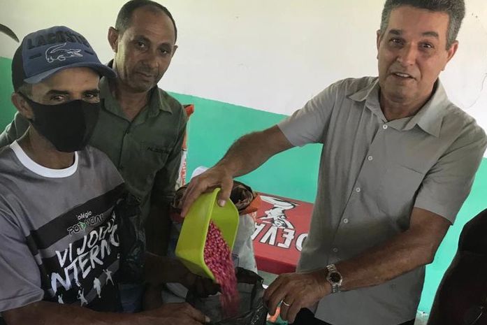 Prefeitura de Branquinha distribui cerca de uma tonelada de sementes de milho aos agricultores