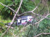 Viatura da Polícia Civil colide com carro e cai em ribanceira na Via Expressa