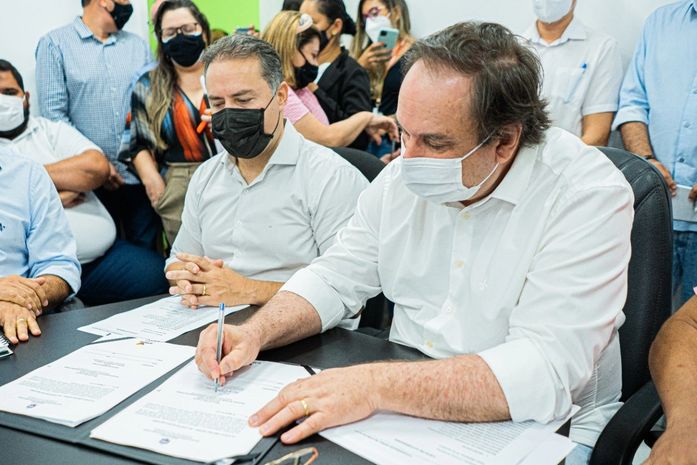 Prefeito Luciano Barbosa garante mais de R$ 9 milhões para pavimentar 41 ruas em Arapiraca