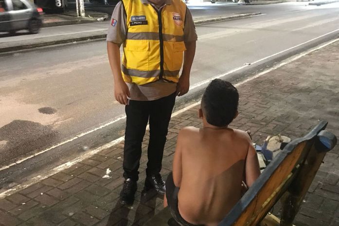 Adolescente cai, perfura perna e recebe socorro na Avenida Cachoeira do Meirim, em Maceió