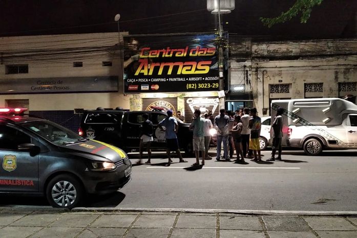 Jovem é morto a tiros dentro de veículo na Praça da Independência, em Maceió