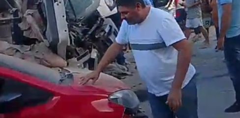 Engavetamento envolvendo carros de passeio e caminhão com carga deixa feridos na Levada e mobiliza equipes de resgate