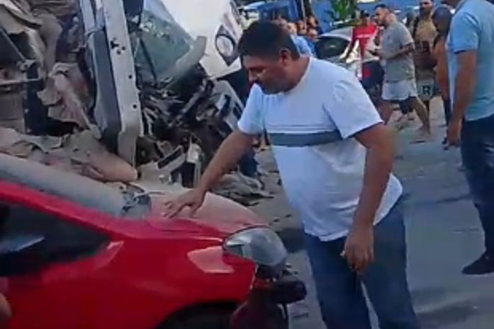 Vídeo: engavetamento envolvendo carros de passeio e caminhão com carga deixa feridos na Levada e mobiliza equipes de resgate
