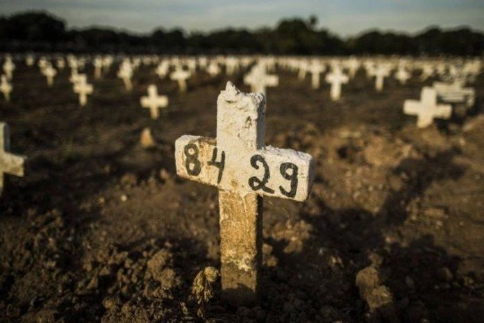 Brasil registra 1.699 mortes por Covid em 24 horas; média móvel continua a subir