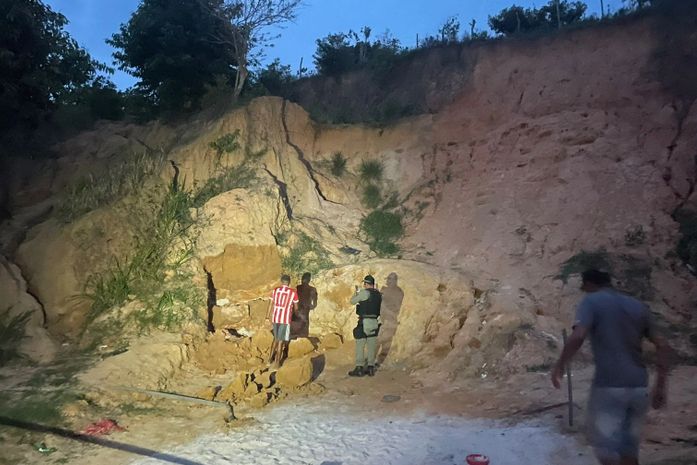 Desabamento de barreira deixa criança morta e outra ferida em Roteiro