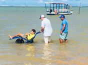 Com cadeiras anfíbias, turistas e população têm acessibilidade garantida a praias em Porto de Pedras
