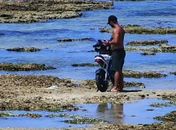 Homem é detido após ser flagrado conduzindo moto elétrica sobre corais na Ponta Verde