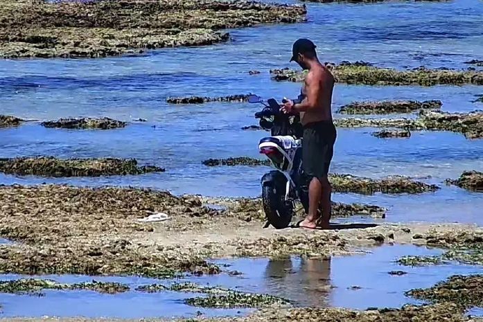 Homem é detido após ser flagrado conduzindo moto elétrica sobre corais na Ponta Verde