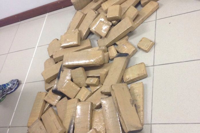 Droga foi apreendida dentro de veículo na BR-101