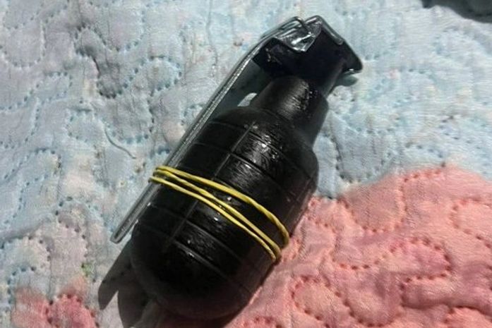 Homem é executado dentro de casa na Barra de São Miguel e criminosos deixam granada sobre a cama