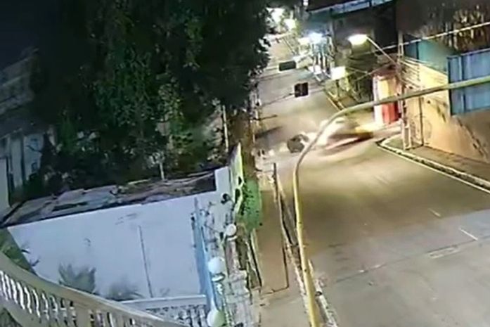 Colisão entre carro e ambulância é registrada na Rua Barão de Atalaia, em Maceió; veja vídeo