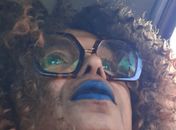 E você uma mulher tão bonita usando esse batom azul, tão feio. Gostei, não! - comentou a moça