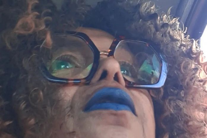 E você uma mulher tão bonita usando esse batom azul, tão feio. Gostei, não! - comentou a moça