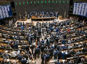 Câmara aprova R$ 2 bi para compra e produção da vacina de Oxford
