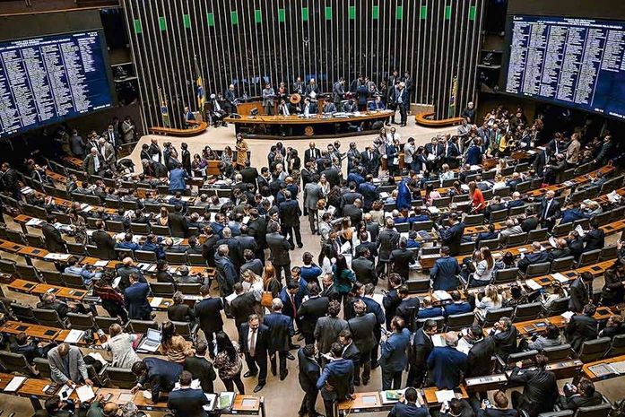 Câmara aprova R$ 2 bi para compra e produção da vacina de Oxford