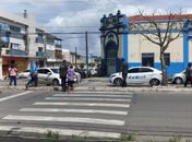 Familiares e amigos de taxista desaparecido bloqueiam avenida após carro ser encontrado abandonado