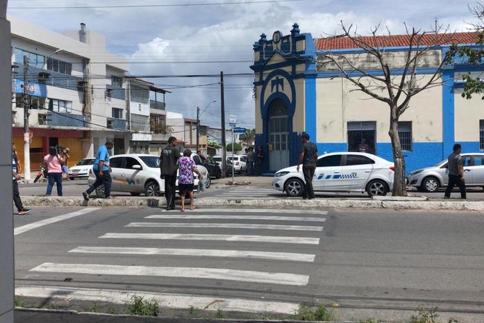 Familiares e amigos de taxista desaparecido bloqueiam avenida após carro ser encontrado abandonado