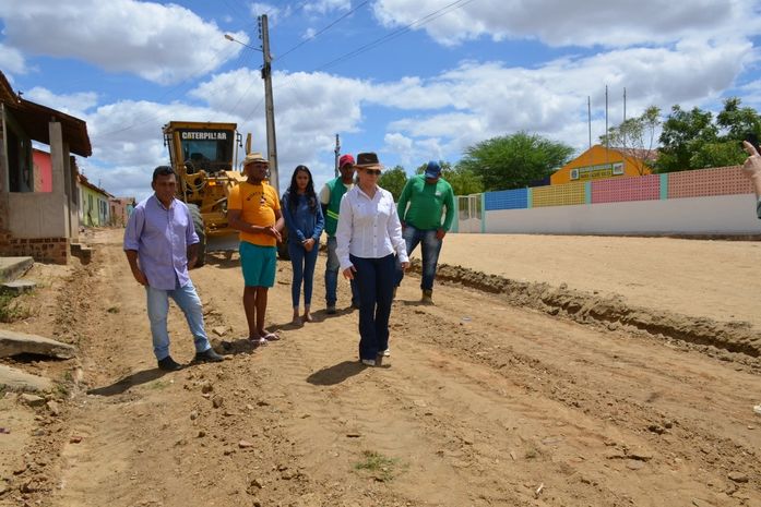 Prefeita Santana Mariano vistoria obras de terraplanagem junto de Secretaria de Obras em Major Izidoro