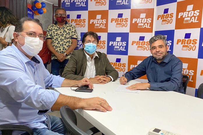 Marçal Fortes, Adeilson Bezerra e Gustavo (sem máscara) durante ato de filiação