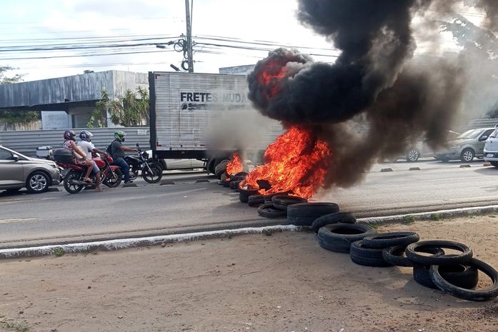 Vídeo: Motoristas por aplicativo iniciam protestos e fecham vias, em Maceió