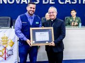 Leonardo Dias entrega Título de Cidadão Honorário ao bispo-auxiliar do Ordenariado Militar do Brasil