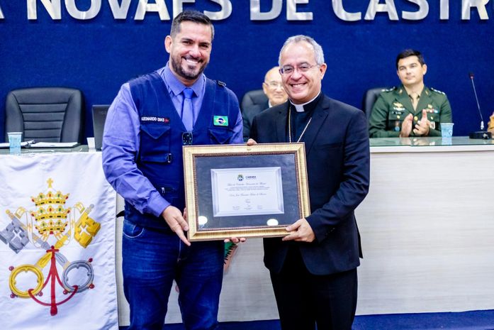 Leonardo Dias entrega Título de Cidadão Honorário ao bispo-auxiliar do Ordenariado Militar do Brasil