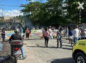 Vídeo: Moradores dos Flexais bloqueiam avenida no Bebedouro em protesto por realocação e segurança

