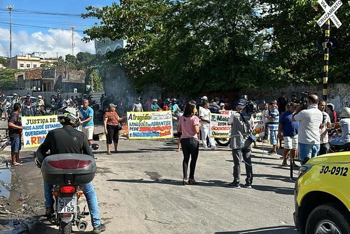 Vídeo: Moradores dos Flexais bloqueiam avenida no Bebedouro em protesto por realocação e segurança