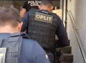 PC prende agiota na Ponta Verde e apreende quase R$ 900 mil em carros de luxo e dinheiro; veja vídeo