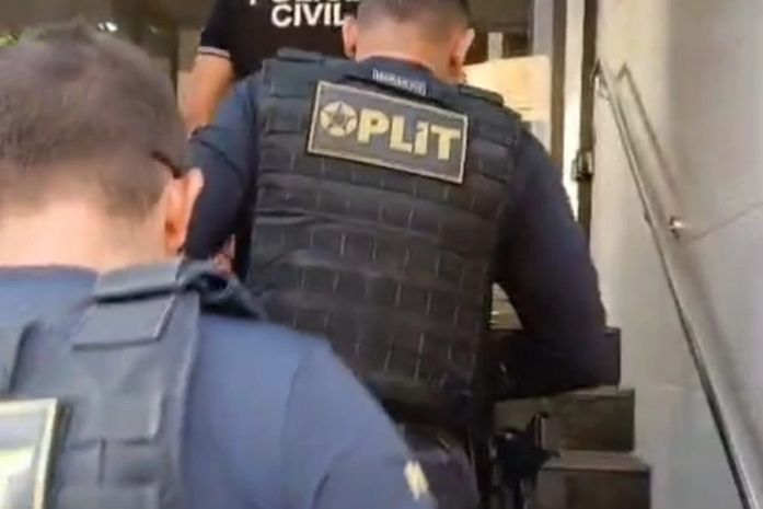 PC prende agiota na Ponta Verde e apreende quase R$ 900 mil em carros de luxo e dinheiro; veja vídeo