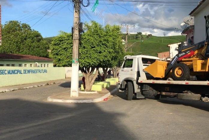 Infraestrutura: São José da Laje recebe retroescavadeira via Codevasf.