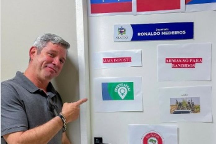 "Ronaldo não para... de fazer Fake News", ironiza Bebeto, colando "bandeiras" polêmicas na porta de Medeiros; veja vídeo