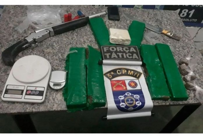 Além dos entorpecente, uma arma, munições e balanças de precisão foram apreendidas.
