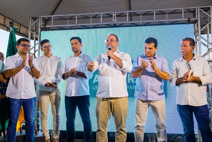 Cercado por senador, deputado e vereadores, Luciano Barbosa entrega obra