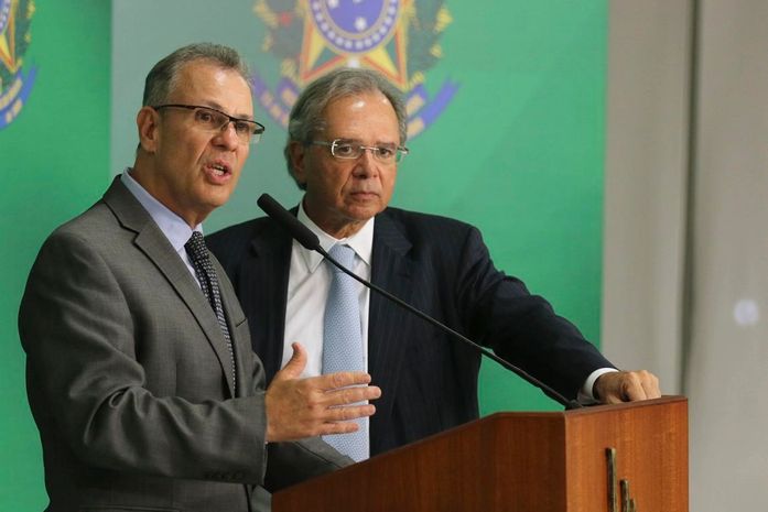 Segundo Paulo Guedes, indexação do preço do frete ao combustível está em estudo.