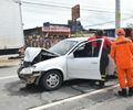 Homem é socorrido após colisão entre carro e motocicleta na Av. Fernandes Lima 
