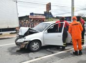 Homem é socorrido após colisão entre carro e motocicleta na Av. Fernandes Lima 
