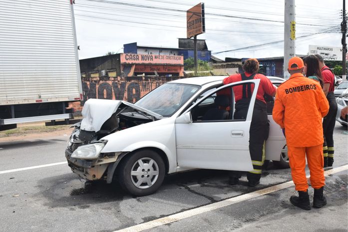 Homem é socorrido após colisão entre carro e motocicleta na Av. Fernandes Lima 
