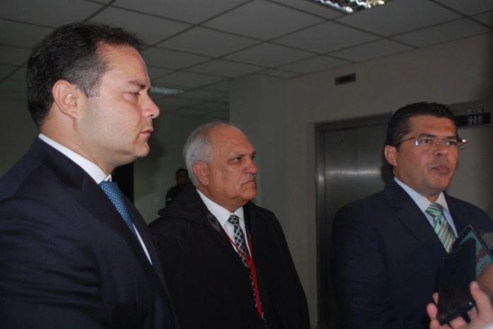 Representantes dos poderes executivo e legislativo