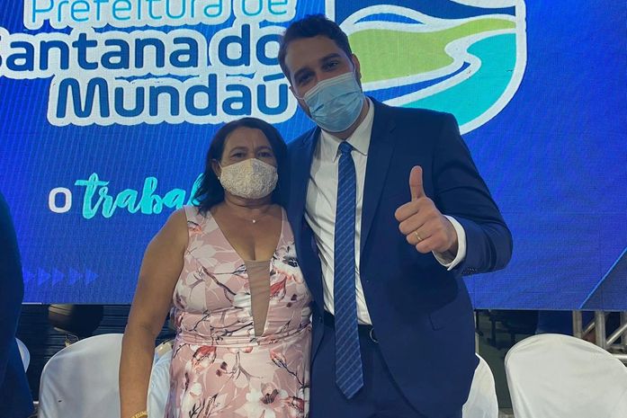 Arthur Freitas toma posse para exercer segundo mandato como prefeito de Santana do Mundaú