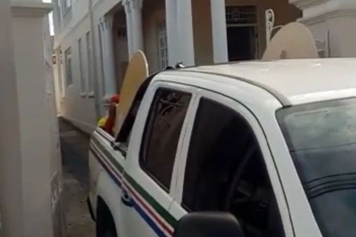 Carro levando materiais para o prédio "irregular"