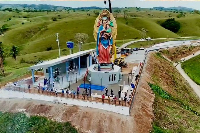 Estátua da padroeira Nossa Senhora do Socorro é posicionada no local onde será inaugurado o novo santuário da cidade de Maribondo