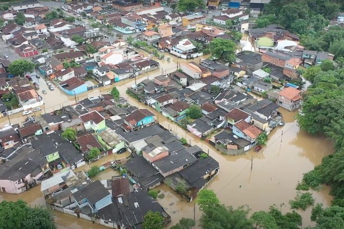Chuva forte provoca estragos e deixa desabrigados em Ubatuba