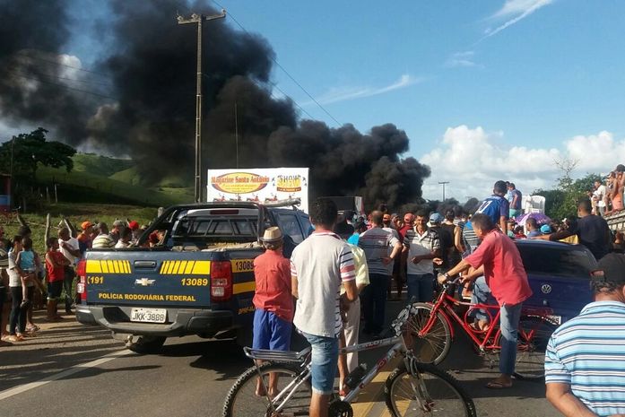 Protesto bloqueia rodovia em Maribondo