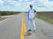 Cabo Bebeto vai à AL-450, expõe descaso do governo e mostra faixas pintadas sobre buracos: "Ridiculariza a vida das pessoas"