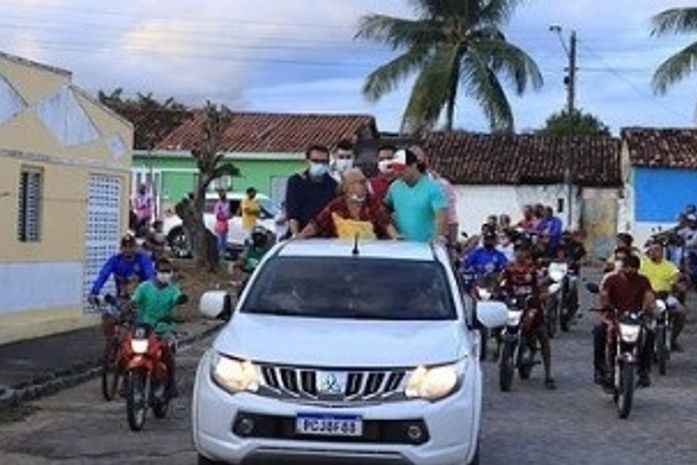 Ex-prefeito acusado de tráfico de drogas e porte ilegal de armas sai da cadeia e é recebido com festa e carreata