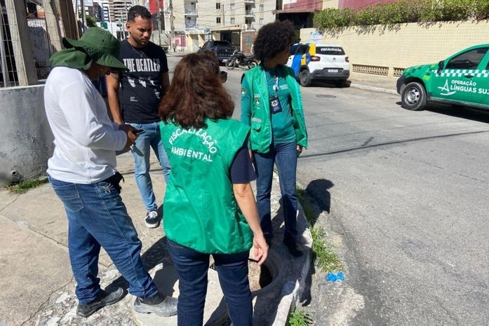Operação identifica despejo irregular de esgoto na praia da Jatiúca
