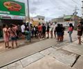 Banca de revista anuncia venda de figurinhas da Copa e gera fila durante feriado em Arapiraca