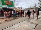 Banca de revista anuncia venda de figurinhas da Copa e gera fila durante feriado em Arapiraca